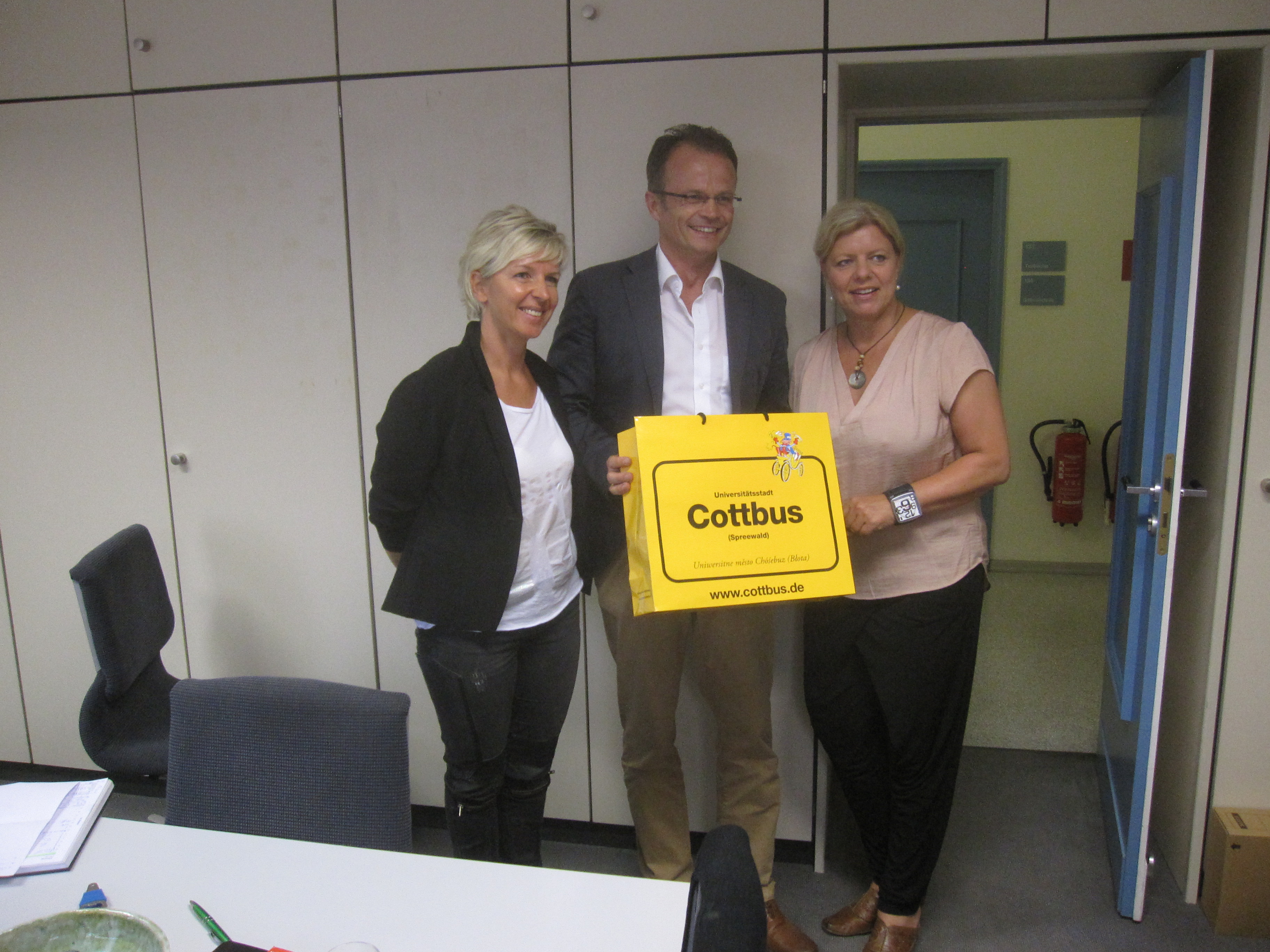 11.82.2015 - Sommertour 2015 - Michael Schierack beim Stadtmarketing e.V. zusammen mit  Frau Paulig (links) und  Frau Grube (rechts)