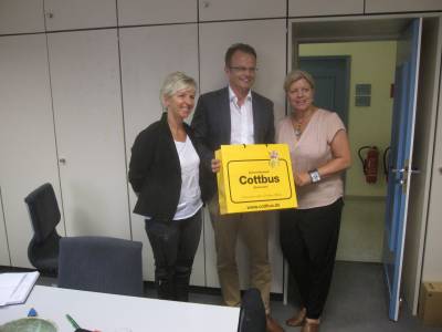 Michael Schierack beim Stadtmarketing e.V. zusammen mit  Frau Paulig (links) und  Frau Grube (rechts)